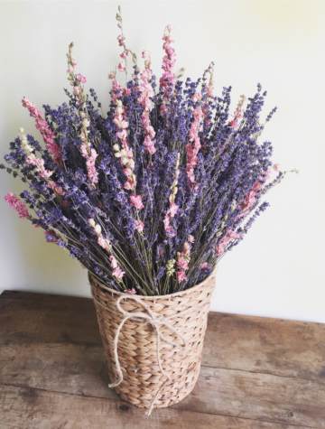 Giỏ hoa Lavender phối Phi Yến hồng Vintage