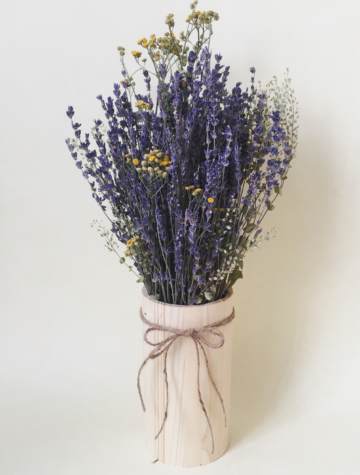 Bình hoa Lavender English phối Cúc Tansy vàng và Cỏ Pepper